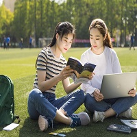 國(guó)萬(wàn)校園招生繳費(fèi)系統(tǒng)從繳費(fèi)者的角度分為兩類(lèi)，分別為校內(nèi)用戶(hù)與校外用戶(hù)，校內(nèi)用戶(hù)通過(guò)統(tǒng)一身份認(rèn)證登錄到系統(tǒng)中，選擇校方提供的繳費(fèi)項(xiàng)目，選擇自己的支付方式即可完成整個(gè)繳費(fèi)過(guò)程。校外用戶(hù)可以通過(guò)兩種方式登陸：注冊(cè)與支付碼登陸，或通過(guò)招生老師分享付款二維碼方式登陸后可以完成繳費(fèi)過(guò)程。